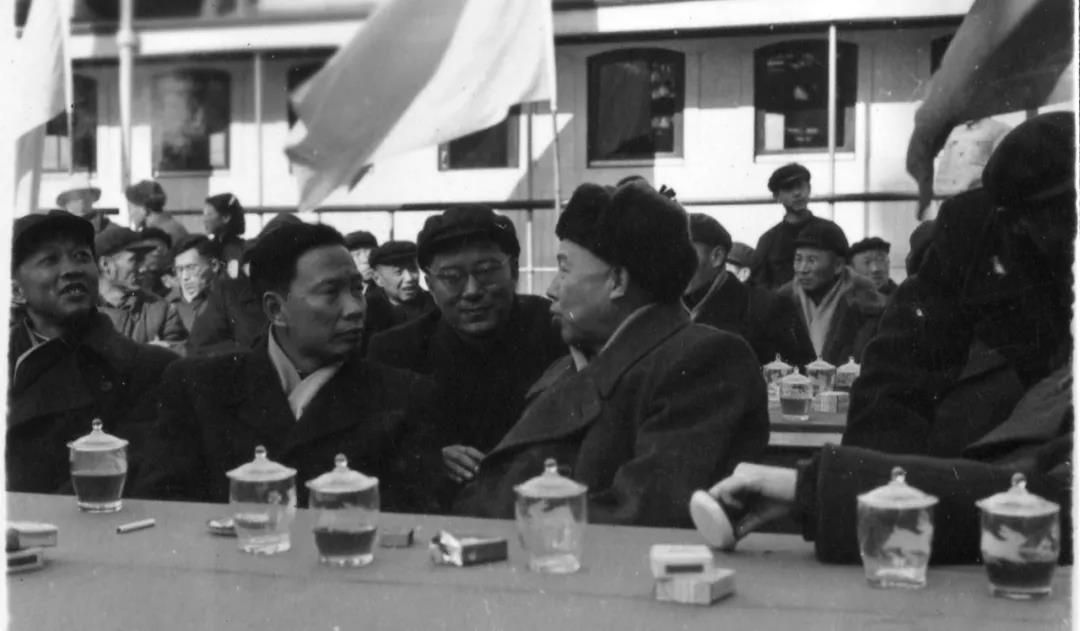 1960年1月18日，南京長江大橋正式開工。（左起惠浴宇、彭敏、彭沖）
